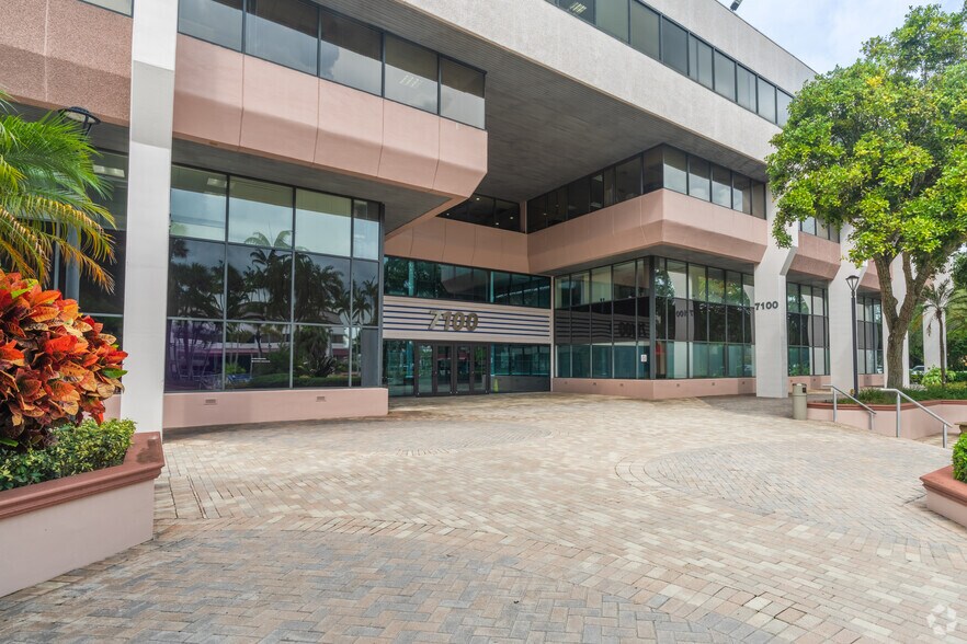 7100 W Camino Real, Boca Raton, FL à vendre - Photo principale – Image 1 sur 11