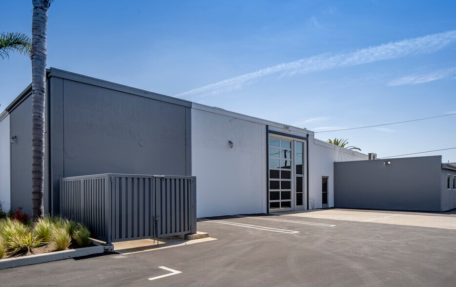 1945 Placentia Ave, Costa Mesa, CA à louer - Photo de l’immeuble – Image 2 sur 7