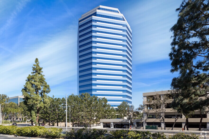 333 City Blvd W, Orange, CA à louer - Photo de l’immeuble – Image 3 sur 10