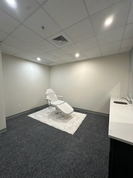 300 Industrial Way, Tiverton, RI à louer - Photo intérieure – Image 3 sur 15