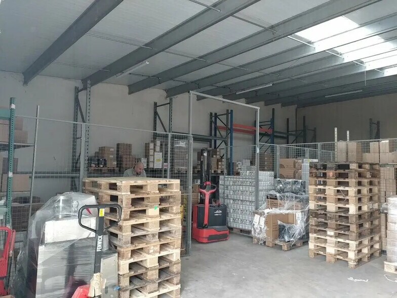 Local d’activités dans Aubagne à louer - Photo intérieure – Image 2 sur 3