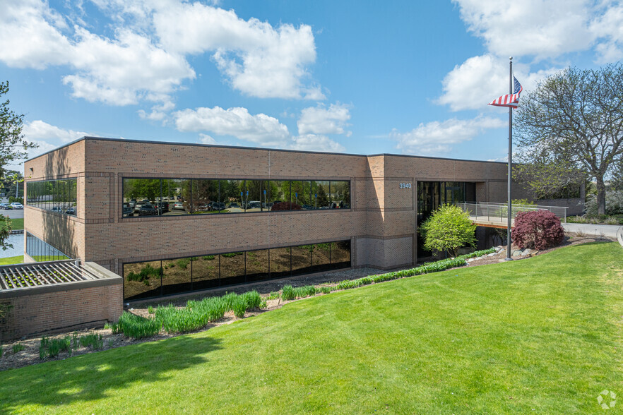 3940 Peninsular Dr SE, Grand Rapids, MI à louer - Photo de l’immeuble – Image 1 sur 8