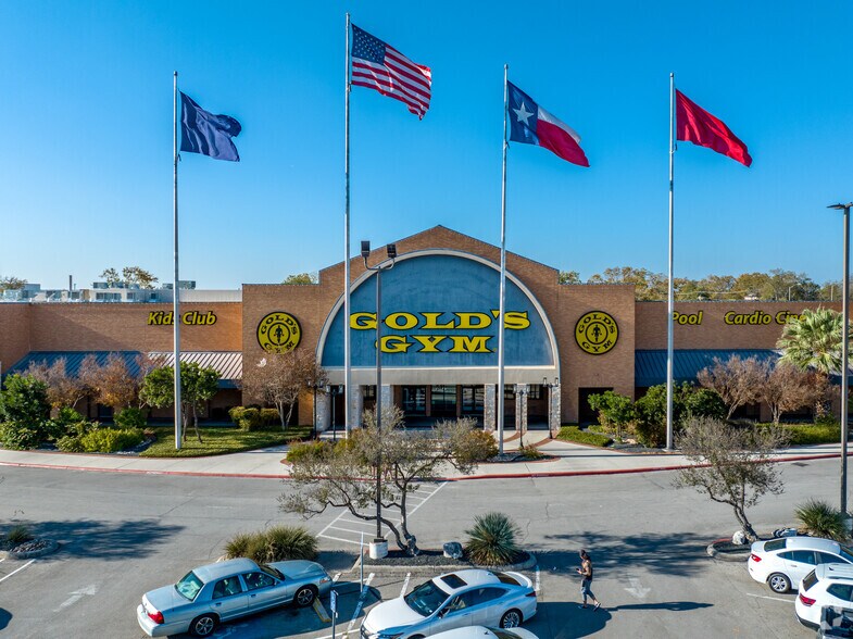651 N Ih-35, New Braunfels, TX à louer - Photo de l’immeuble – Image 2 sur 10