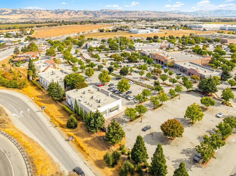 6905 Camino Arroyo, Gilroy, CA à vendre - Photo de l’immeuble – Image 2 sur 7