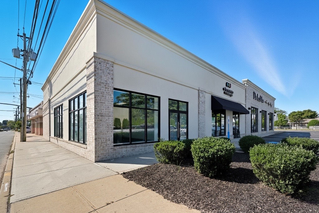 2437 Merrick Rd, Bellmore, NY à louer Photo de l’immeuble– Image 1 sur 16