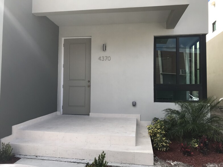 4364 E 10th Ave, Hialeah, FL à vendre - Photo principale – Image 1 sur 21