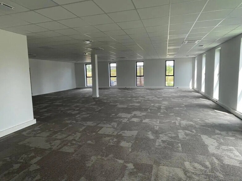 Bureau dans Val-de-Reuil à vendre - Photo de l’immeuble – Image 3 sur 10