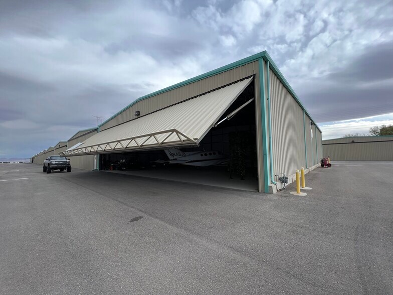2730 Airport Dr, North Las Vegas, NV à vendre - Photo de l’immeuble – Image 2 sur 13