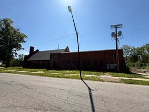 1766 E 133rd St, East Cleveland, OH à louer Photo de l’immeuble– Image 1 sur 13