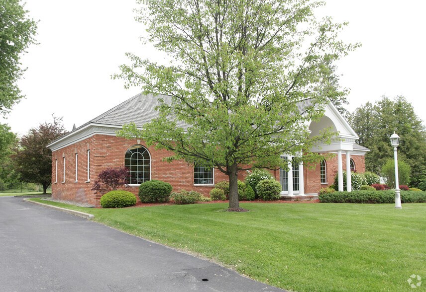 328 Bay Rd, Queensbury, NY à vendre - Photo de l’immeuble – Image 2 sur 7