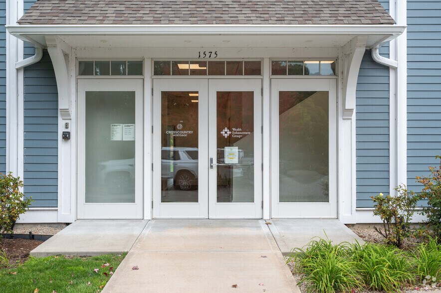 1555 Iyannough Rd, Hyannis, MA à vendre - Photo intérieure – Image 3 sur 69