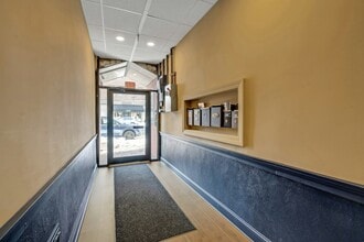 2094 Boston Post Rd, Larchmont, NY à louer Hall d’entrée– Image 2 sur 11