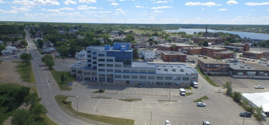 275 Main St, Bathurst, NB à louer - Photo principale – Image 1 sur 4