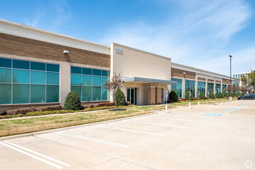1225 Alma Rd, Richardson, TX à louer - Photo de l’immeuble – Image 3 sur 9