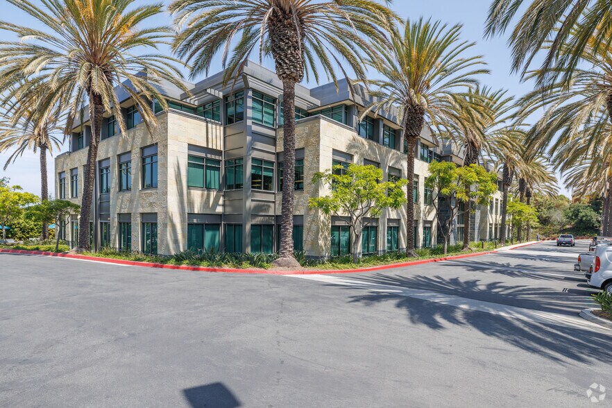 10590 W Ocean Air Dr, San Diego, CA à louer - Photo de l’immeuble – Image 3 sur 18