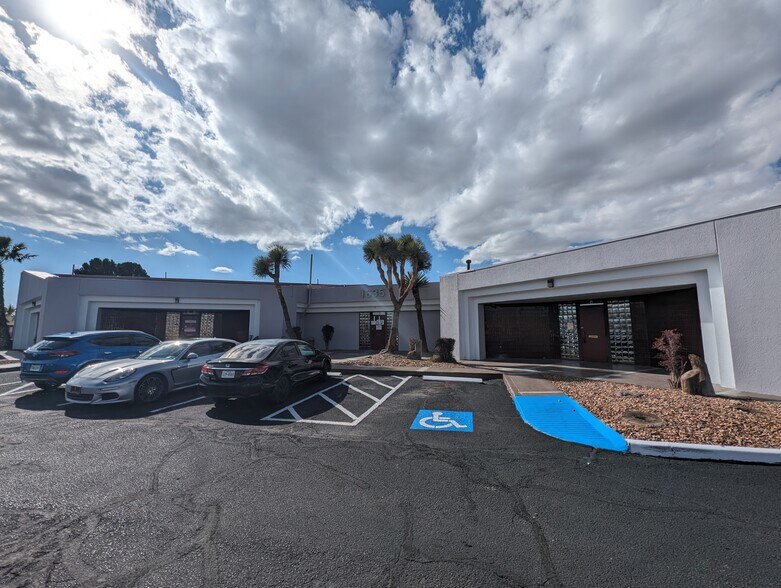 1635 Lee Trevino Dr, El Paso, TX à louer - Photo de l’immeuble – Image 3 sur 3