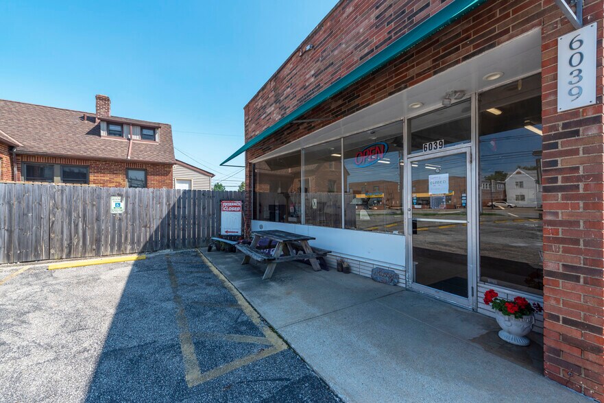 6039 State Rd, Cleveland, OH à vendre - Photo de l’immeuble – Image 3 sur 18