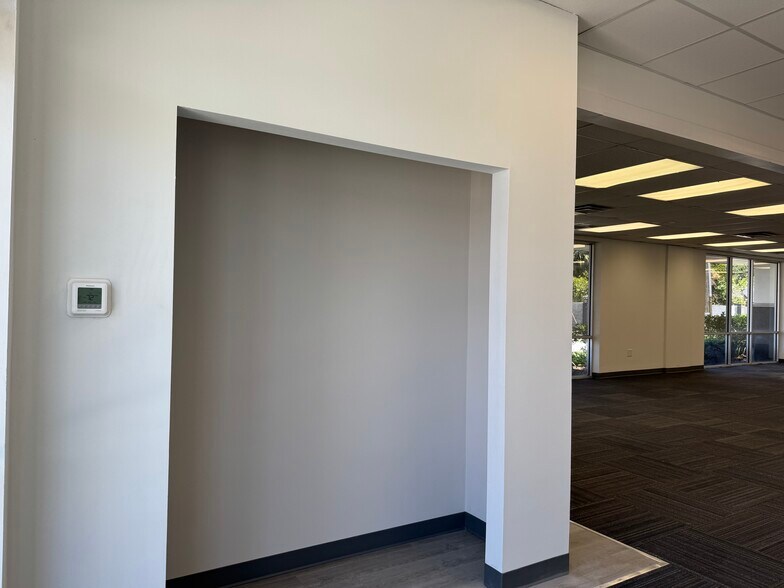 4045 W Kennedy Blvd, Tampa, FL à louer - Photo de l’immeuble – Image 3 sur 15