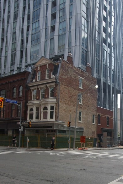1 Yorkville Av, Toronto, ON à vendre - Photo de l’immeuble – Image 2 sur 6