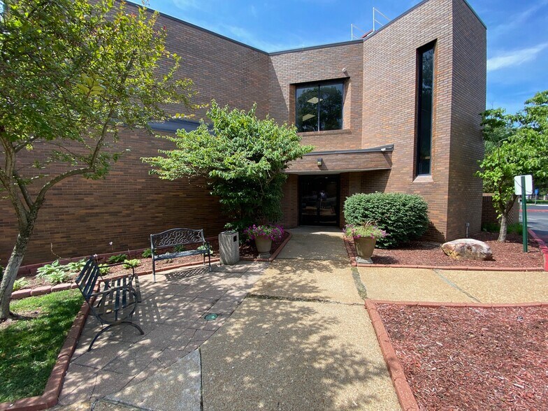 12166 Old Big Bend Rd, Kirkwood, MO à vendre - Photo de l’immeuble – Image 3 sur 8