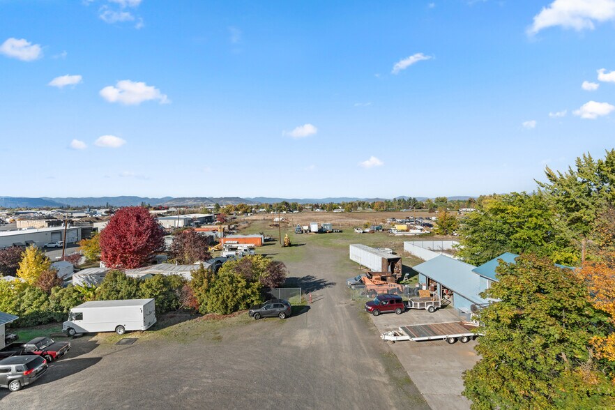 579 E Vilas Rd, Medford, OR à vendre - Aérien – Image 3 sur 19