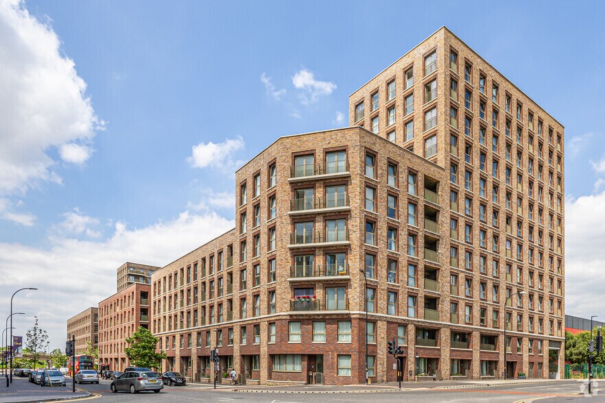 Gallions Place portefeuille de 3 biens à vendre sur LoopNet.fr - Photo principale – Image 3 sur 4