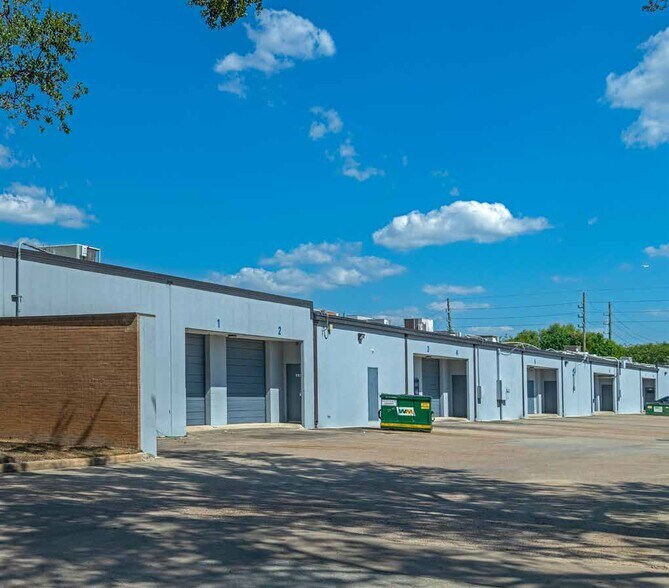 1416-1428 N Sam Houston Pky E, Houston, TX à louer - Photo de l’immeuble – Image 2 sur 5