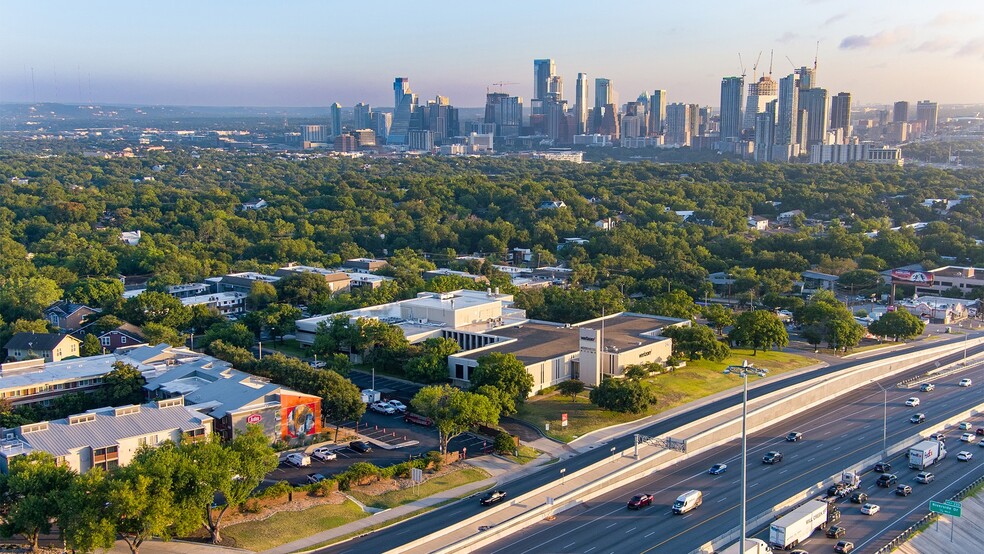 2100 S Interstate 35 S, Austin, TX à louer - Photo de l’immeuble – Image 1 sur 20