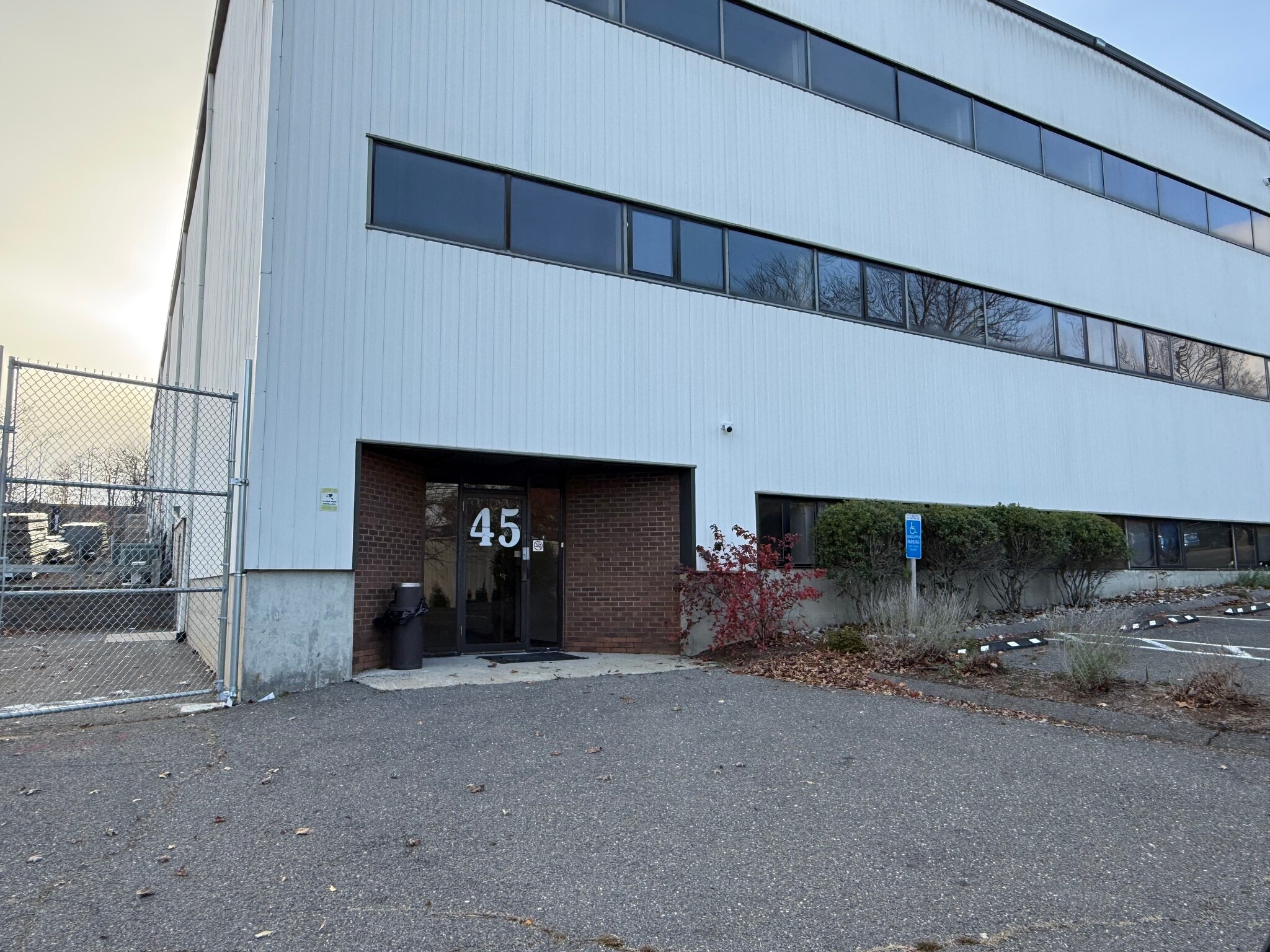 45 Connair Rd, Orange, CT à louer Photo de l’immeuble– Image 1 sur 2