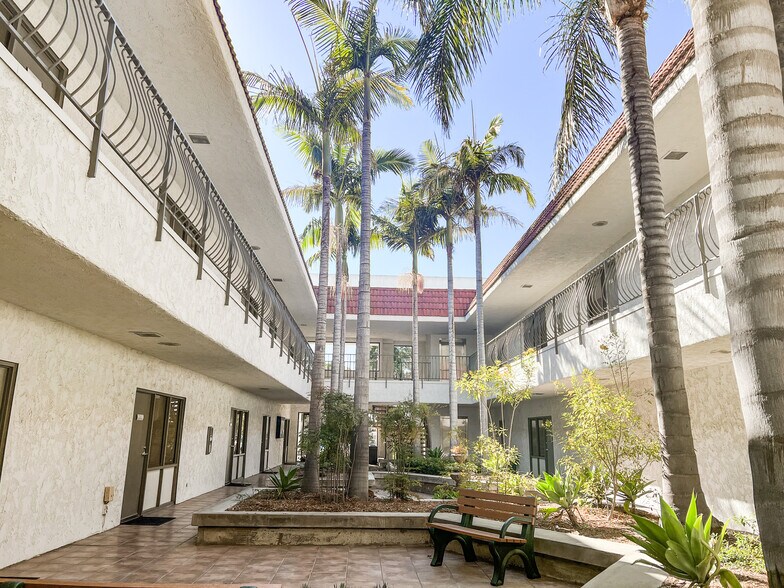 360 Mobil Ave, Camarillo, CA à louer - Photo de l’immeuble – Image 3 sur 6
