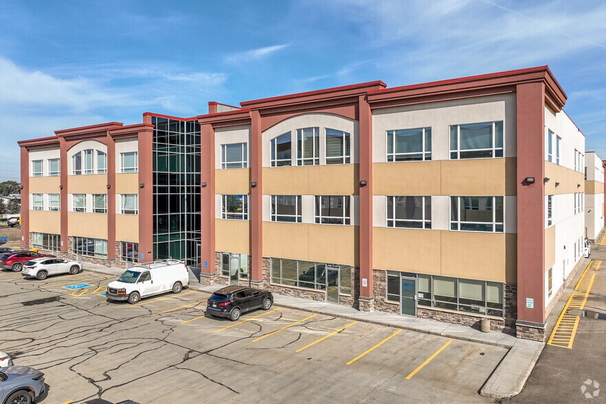 9452 51st Ave, Edmonton, AB à louer - Photo de l’immeuble – Image 1 sur 5