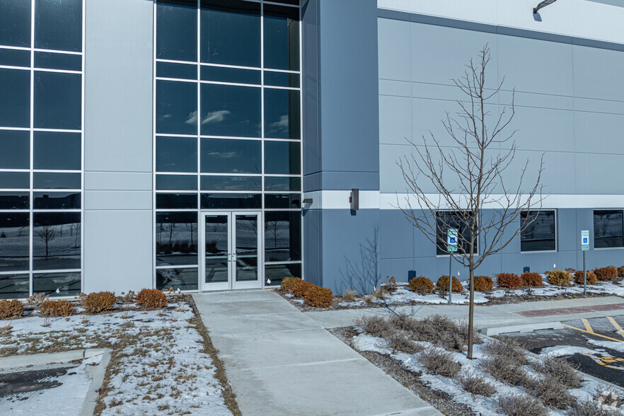 975 Belle Ln, Bolingbrook, IL à louer - Photo de l’immeuble – Image 3 sur 7