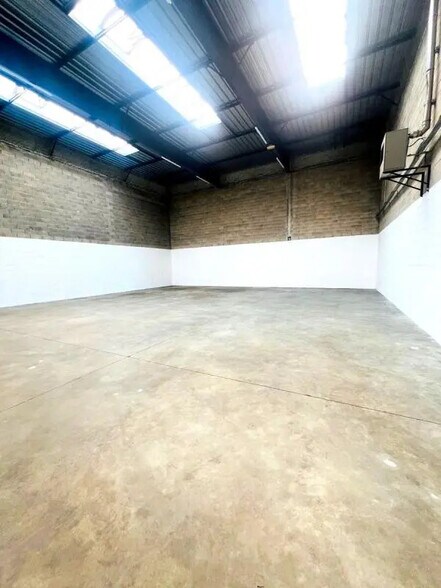 Local d’activités dans Élancourt à louer - Photo de l’immeuble – Image 3 sur 10