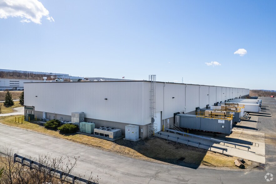 14-46 Alberigi Dr, Jessup, PA à louer - Photo de l’immeuble – Image 2 sur 5