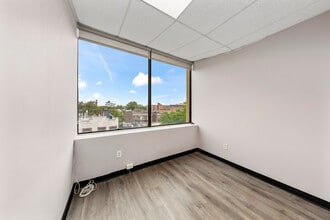 3720-3722 74th St, Jackson Heights, NY à louer Photo de l’immeuble– Image 2 sur 10