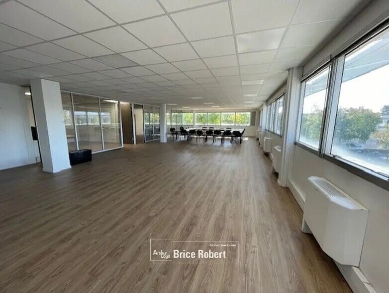 Bureau dans Bron à louer - Photo de l’immeuble – Image 1 sur 5