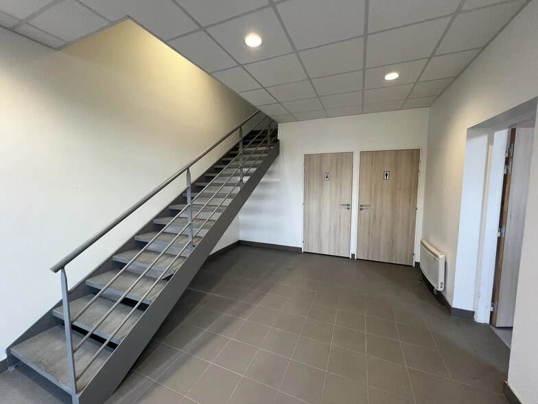 Local d’activités dans Cormeilles-en-Parisis à louer - Hall d’entrée – Image 2 sur 5