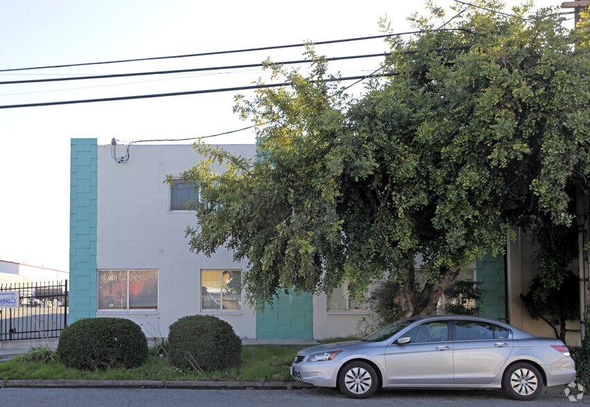2196 American Ave, Hayward, CA à louer - Photo de l’immeuble – Image 3 sur 34
