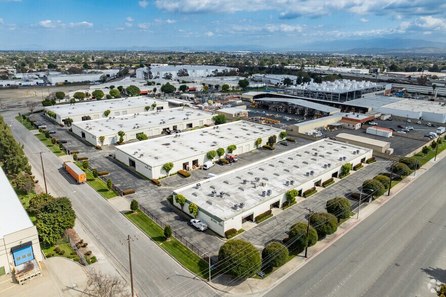 2300 S Reservoir St, Pomona, CA à louer - Photo de l’immeuble – Image 3 sur 8