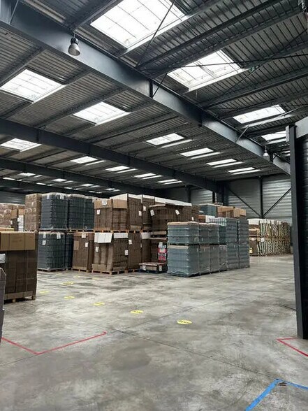 Local d’activités dans Heudebouville à louer - Photo de l’immeuble – Image 3 sur 7