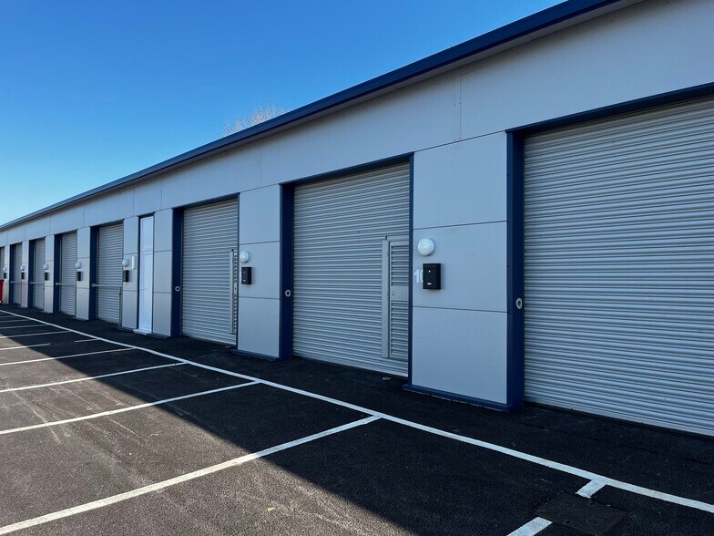 Commerce Close, Westbury à louer - Photo de l’immeuble – Image 1 sur 22