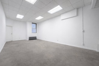 6645 Fresh Pond Rd, Ridgewood, NY à louer Photo intérieure– Image 2 sur 4