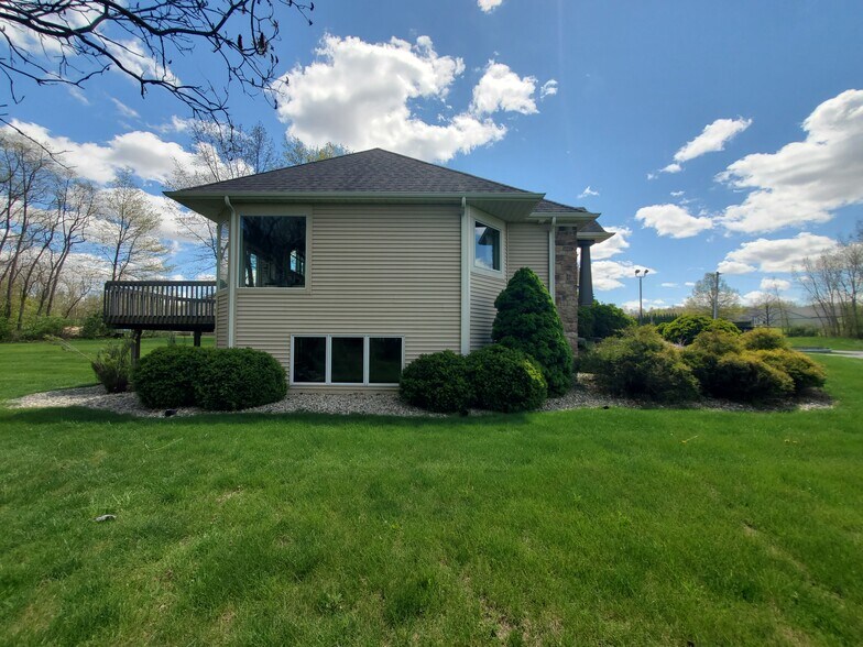 1250 N 200 W, Angola, IN à vendre - Photo de l’immeuble – Image 2 sur 10