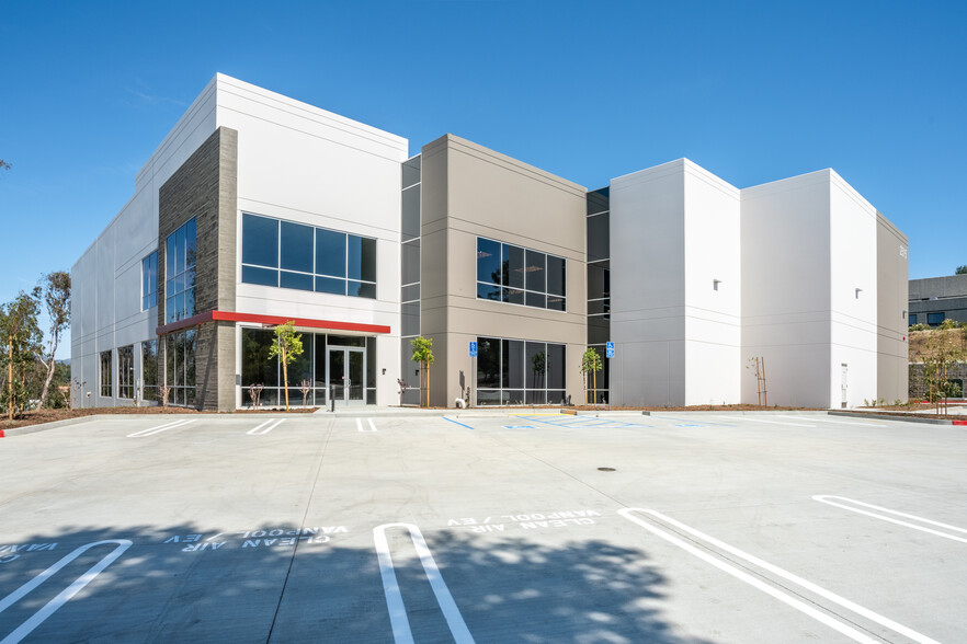 2515 Birch St, Vista, CA à louer - Photo de l’immeuble – Image 1 sur 17