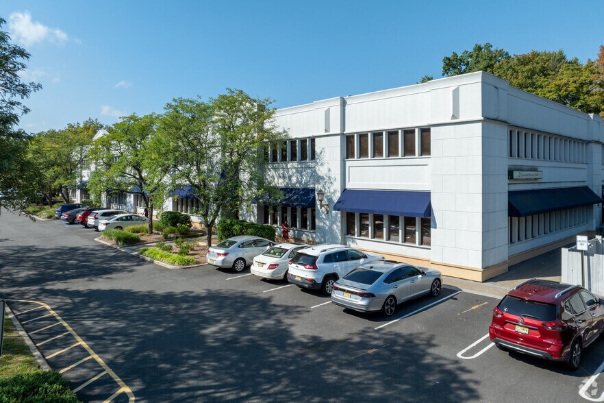 275-277 Forest Ave, Paramus, NJ à louer - Photo de l’immeuble – Image 1 sur 13