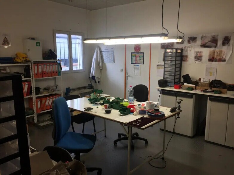 Local d’activités dans Vitrolles à louer - Photo de l’immeuble – Image 3 sur 4