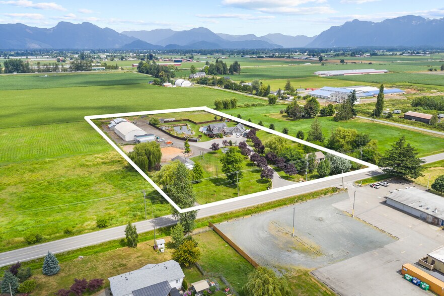 49517 Prairie Central Rd, Chilliwack, BC à vendre - Photo principale – Image 2 sur 57