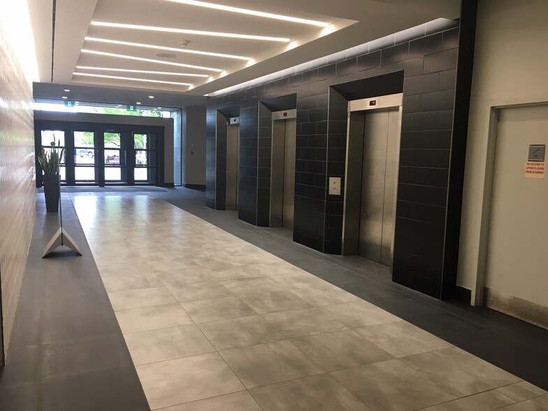 2085 Hurontario St, Mississauga, ON à louer - Photo intérieure – Image 2 sur 15
