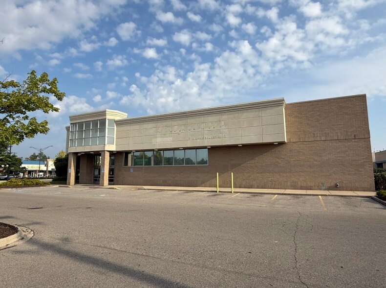 13550 W 9 Mile Rd, Oak Park, MI à louer - Photo de l’immeuble – Image 3 sur 12