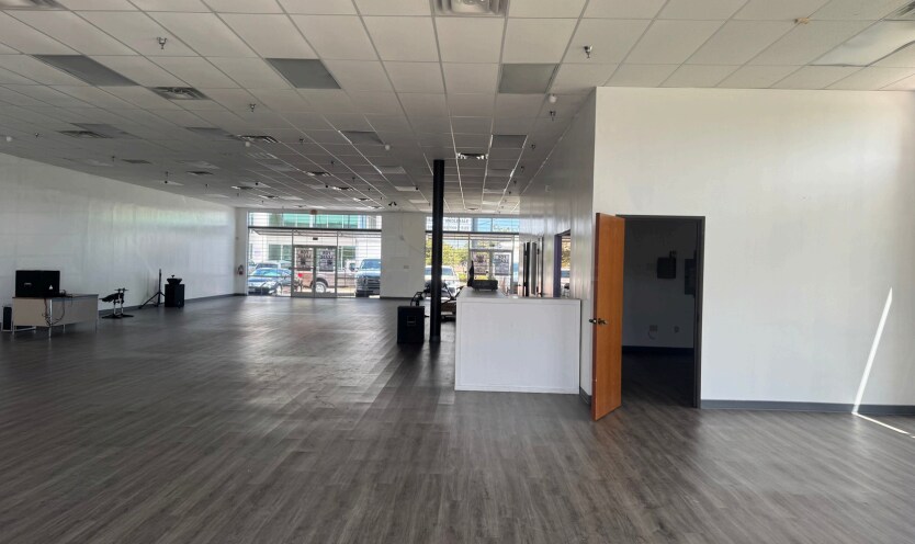 11029 Harry Hines Blvd, Dallas, TX à louer - Photo de l’immeuble – Image 2 sur 5